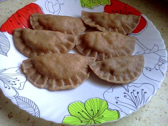 Razowe pierogi z serem, jabłkiem i rodzynkami