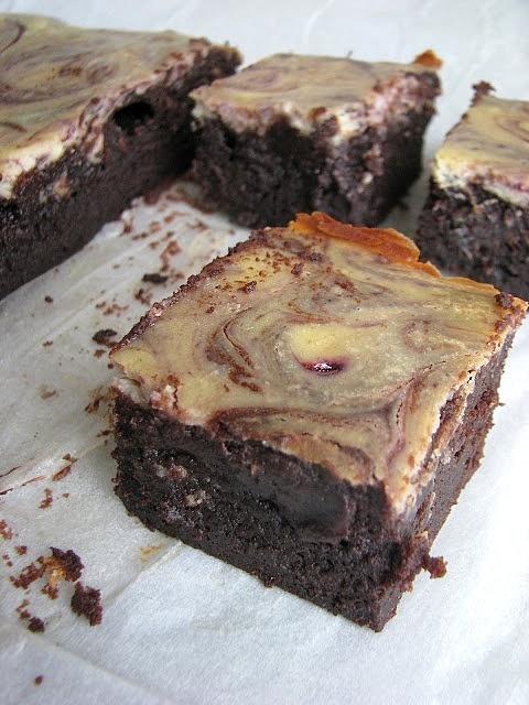 Brownie serowe z nutą porzeczki