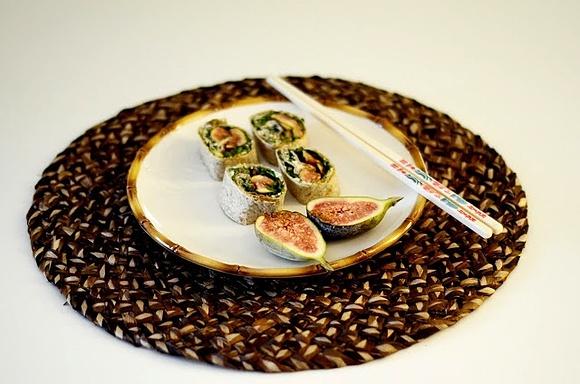 Figowe sushi na tortilli z rukolą i kremowym serkiem kozim
