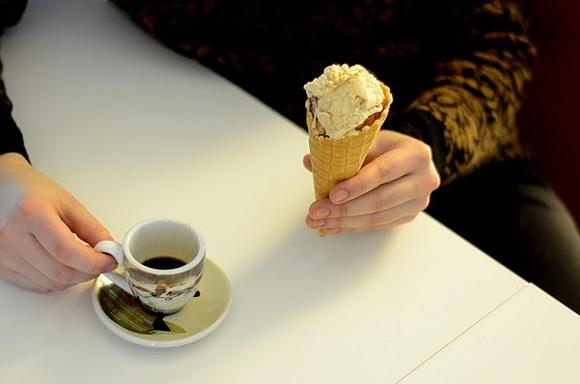 Lody o smaku amaretto na serku mascarpone