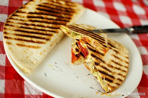 Quesadilla z pieczarkami, chorizo i sosem z awokado
