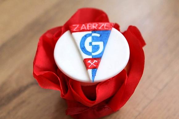 Duża baba z logo Górnik Zabrze na muffiny king size