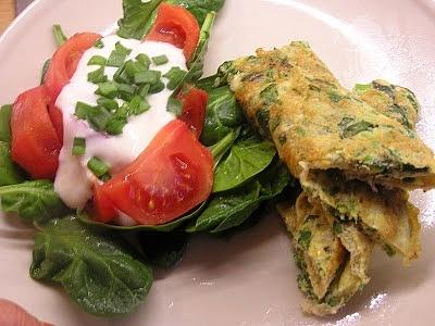 Zielony omlet z sałatką ze szpinaku postny i dietetyczny