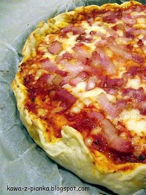 Puszysta pizza na grubym cieście