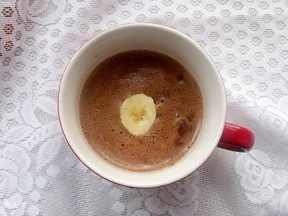 Kawowa owsianka al'a cappuccino z kawową pianką i syropem truskawkowym