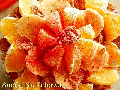 Sałatka owocowa z pełnoziarnistymi płatkami i jogurtem naturalnym