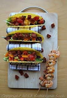 Tacos z salsą z pomidorów, awokado i papryki z chorizo i krewetkami