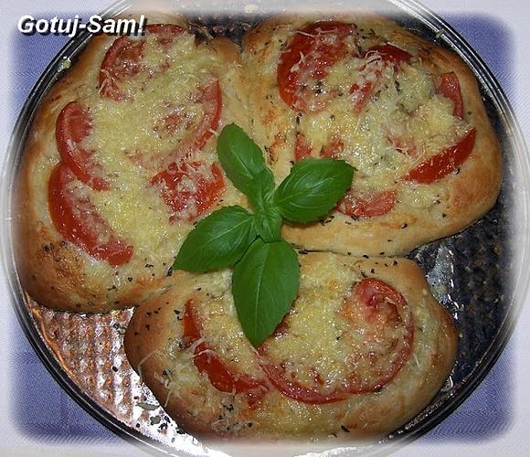 Pizza trojaczki z cebulą i pomidorami
