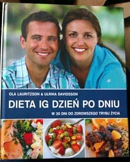 Jogurt z owocami i orzechami