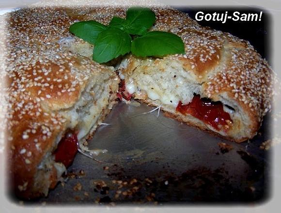 Pizza nadziewana suszonymi pomidorami i mozzarellą