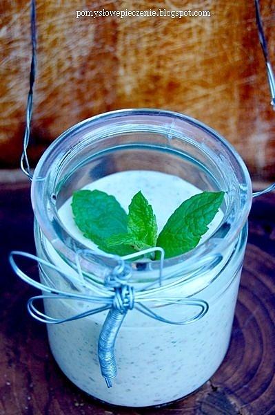 Zielony koktajl z kiwi, bananem i sokiem jabłkowym