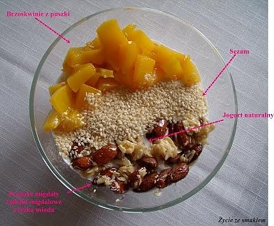 Jogurt naturalny z suszonymi lub świeżymi owocami