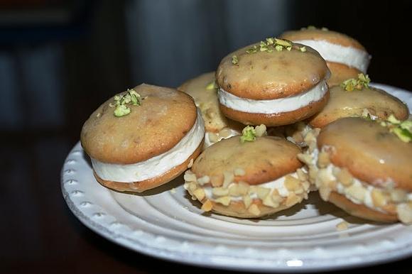 Pistacjowe whoopies z różą
