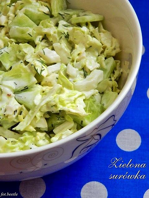 Zielona surówka z koprem i ogórkiem do obiadu i grilla