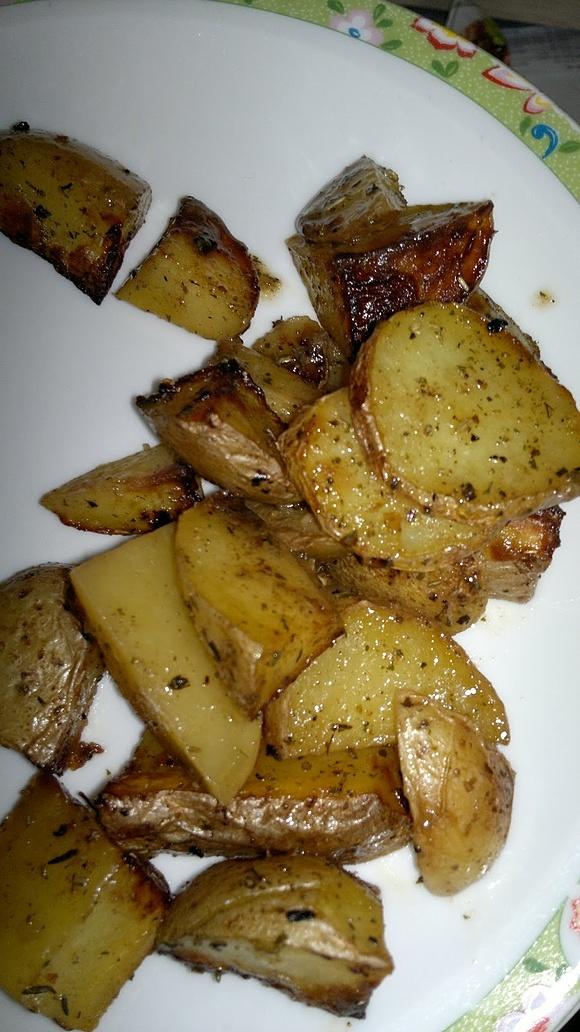 Pieczone ziemniaczki z czosnkowym sosem