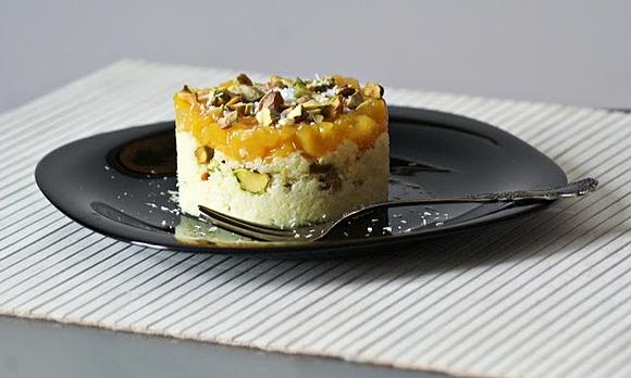 Deser kokosowy z pistacjami i mango