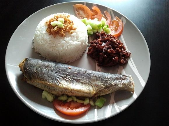 Pstrąg z pieca z Nasi Uduk i Tempeh Goreng