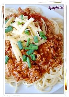 Spaghetti ekspresowe z mięsem i pomidorami