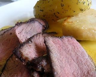 Pieczony rostbef z żółtymi dodatkami i tulipanami