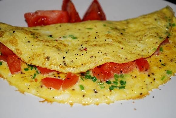 Omlet ze świeżym pomidorem i szczypiorkiem
