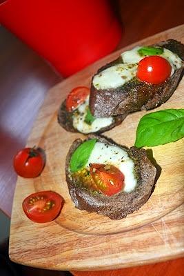 Grzanki z mozzarellą i pesto