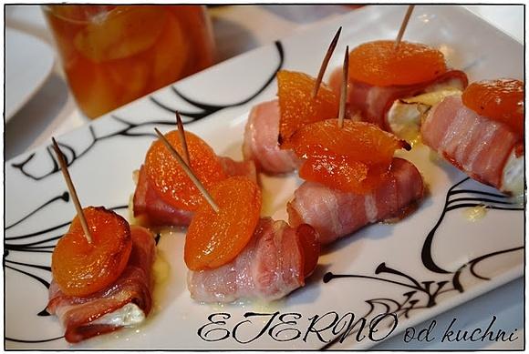 Zapiekany ser pleśniowy w boczku z morelą