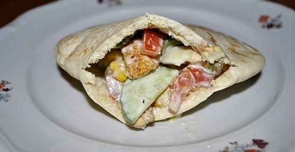 Pita z kurczakiem i warzywami