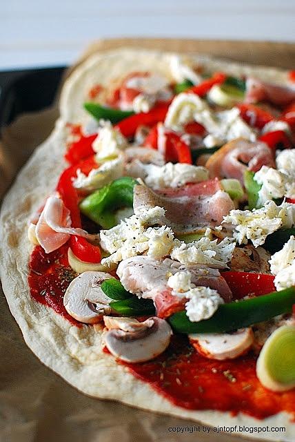 Pizza z boczkiem i warzywami