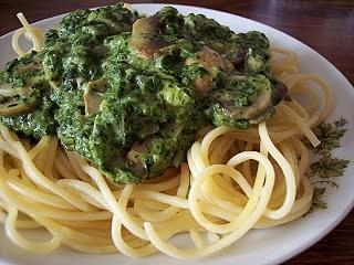 Spaghetti ze szpinakiem i pieczarkami