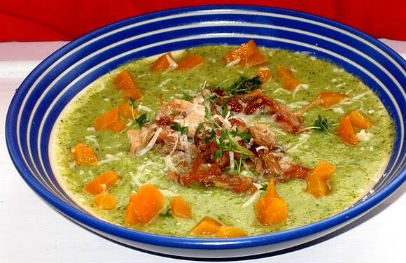 Zupa krem jarzynowa ze skrawką mięsa i serem parmezan