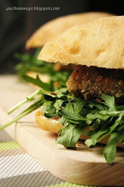 Burgery fasolowe w bułce z rukolą