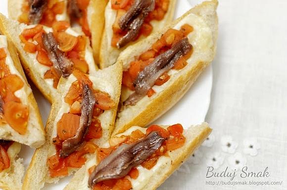 Grzanki z anchois, pomidorami i mozzarellą
