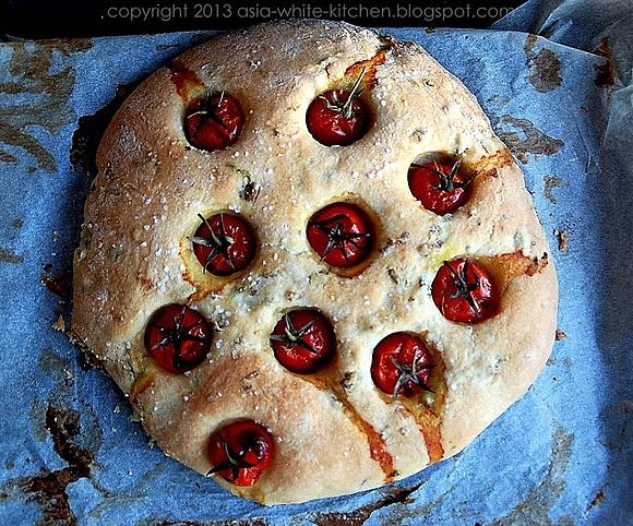 Focaccia z oliwkami i pomidorkami