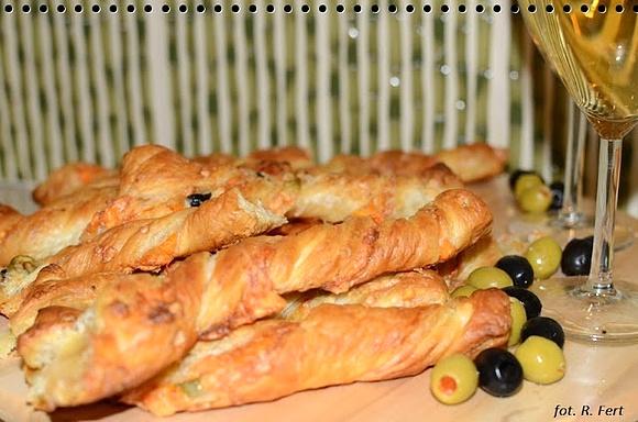 Francuskie paluchy z serem i oliwkami