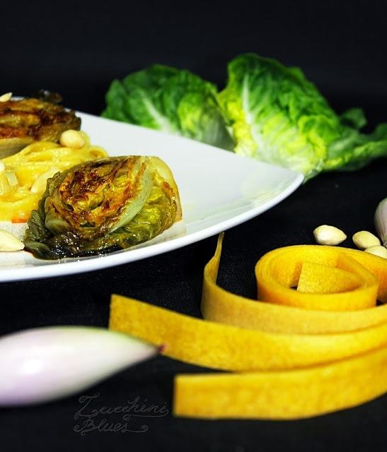 Smażona sałata rzymska z confit z szalotek
