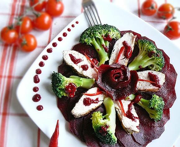 Kurczak z sosem malinowym i carpaccio z buraków