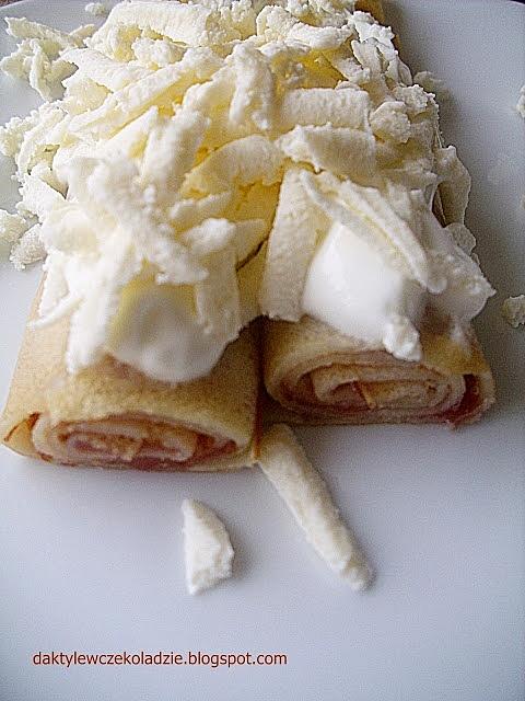 Naleśniki z cienkiego ciasta z różnymi nadzieniami