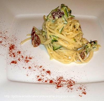 Spaghetti z sosem cukiniowym i suszonymi pomidorami