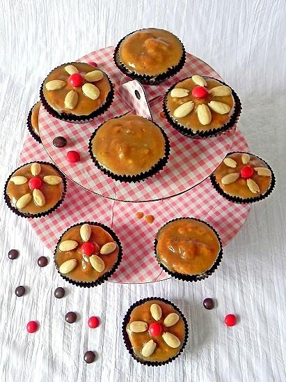 Muffinki daktylowe z sosem karmelowym