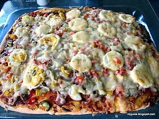 Pizza domowa z bogatymi dodatkami