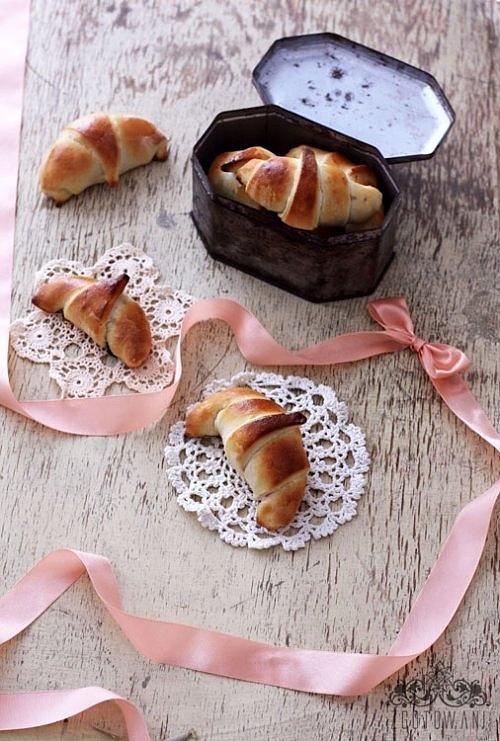 Rogaliki z budyniem czekoladowym, czekoladą i bananem