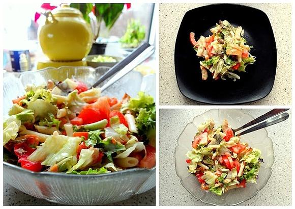 Sałatka z grillowanym kurczakiem, makaronem penne i sosem miodowo-musztardowym