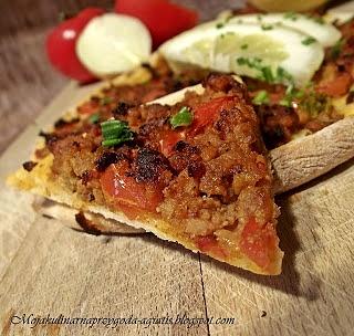 Lahmacun - pizza turecka z mięsem i warzywami