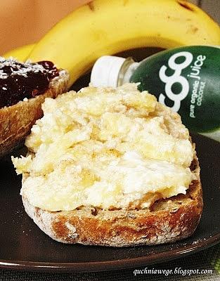 Bułka z bananem i wodą kokosową – śniadanie wegańskie
