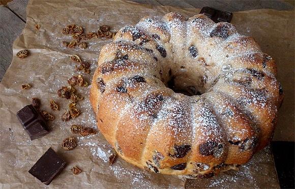 Babka drożdżowa z kawałkami czekolady i suszonym agrestem
