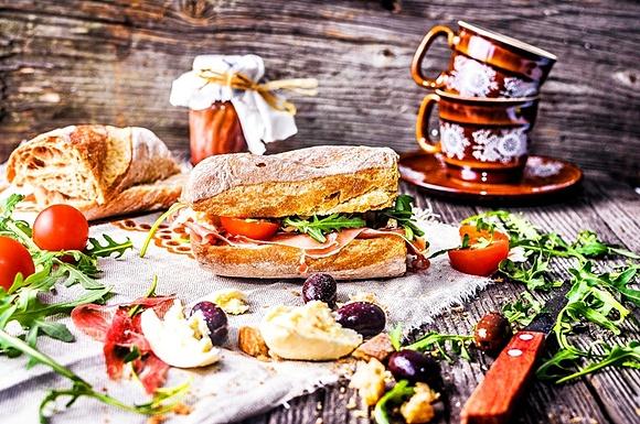 Kanapka z szynką parmeńską rukolą mozzarellą i pomidorkami