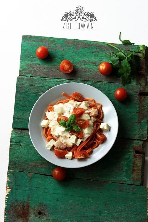 Makaron z łososiem, mozzarellą i pomidorami