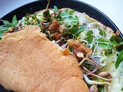 Omlet z rukolą, kiełkami i orzechami