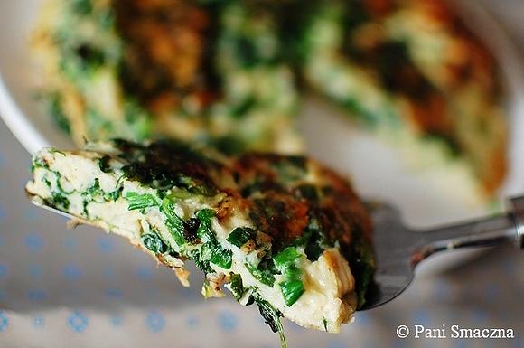 Sycący omlet ze szpinakiem i serem camembert