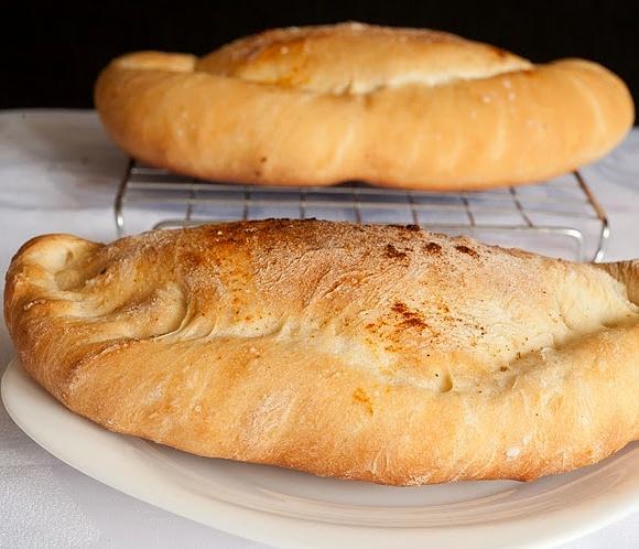 Calzone z mozzarellą, szynką i suszonymi pomidorami